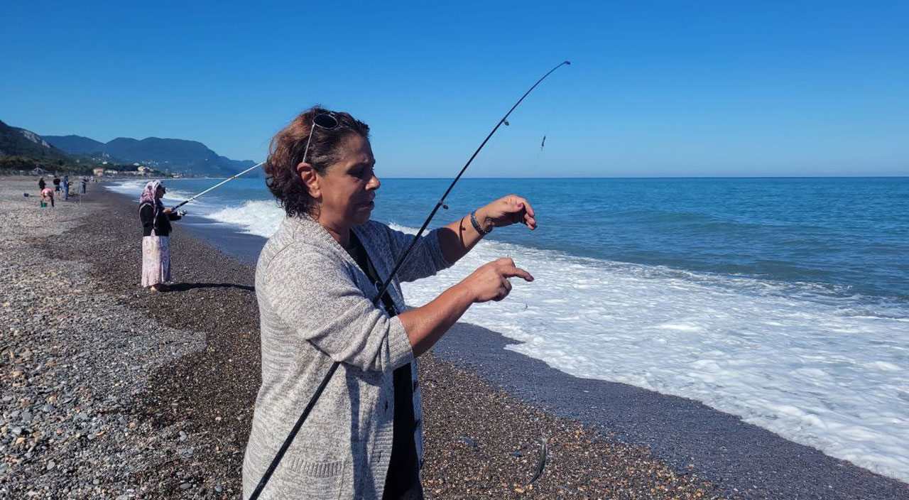 Kastamonu’da oltasını alan denize koştu! Kova kova balık tuttular