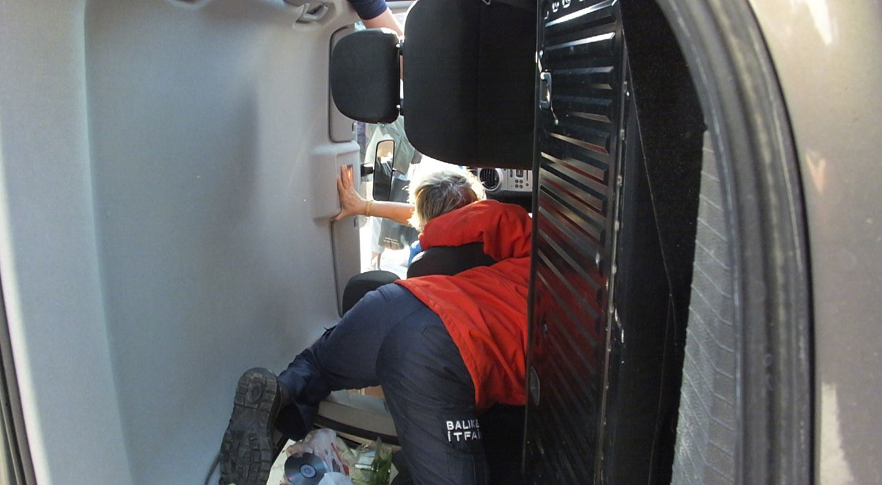 Yayaya çarpmamak için direksiyonu kırdı! Kadın sürücü durağa çarpıp takla attı