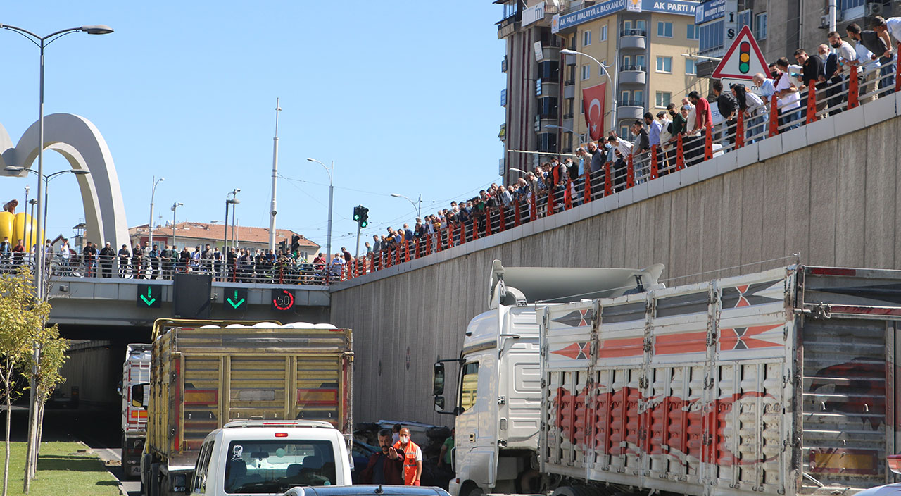 3 aracın çarpıştığı trafik kazasını meraklı vatandaşlar film gibi izledi