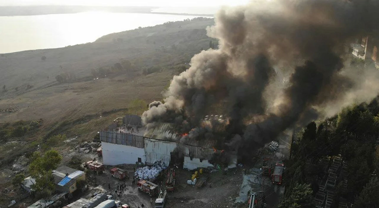 Avcılar'da geri dönüşüm tesisinde yangın