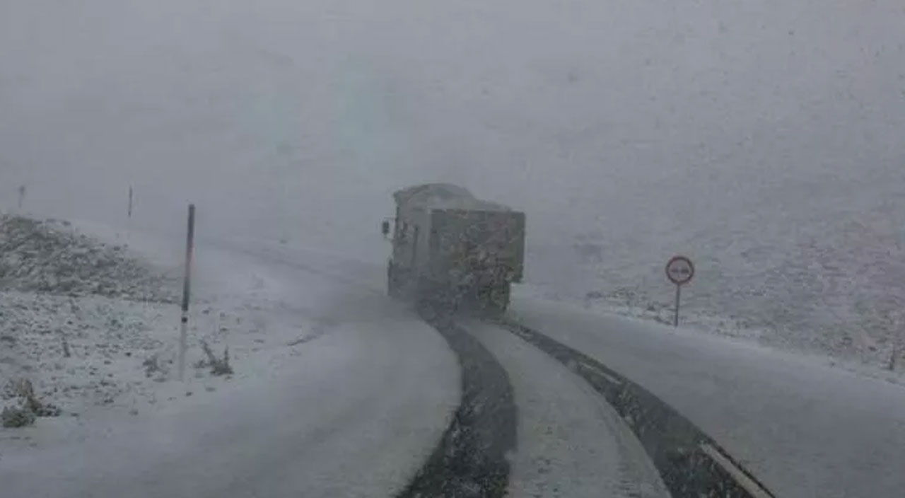 Van’da kar sürprizi! Araçlar yolda mahsur kaldı