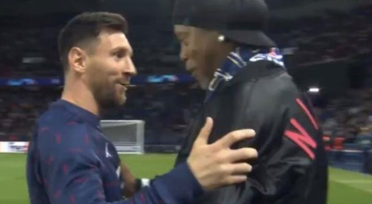 PSG-Leipzig maçında duygusal anlar! Messi  Ronaldinho’ya doya doya sarıldı