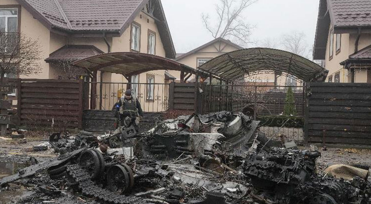 Dünya basını bu görüntüleri konuşuyor! İşte Putin’in terk edilmiş tank mezarlığı