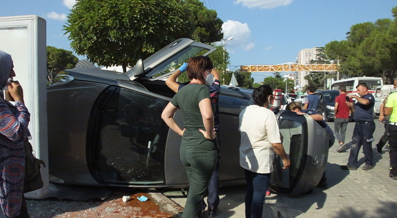 Yayaya çarpmamak için direksiyonu kırdı! Kadın sürücü durağa çarpıp takla attı