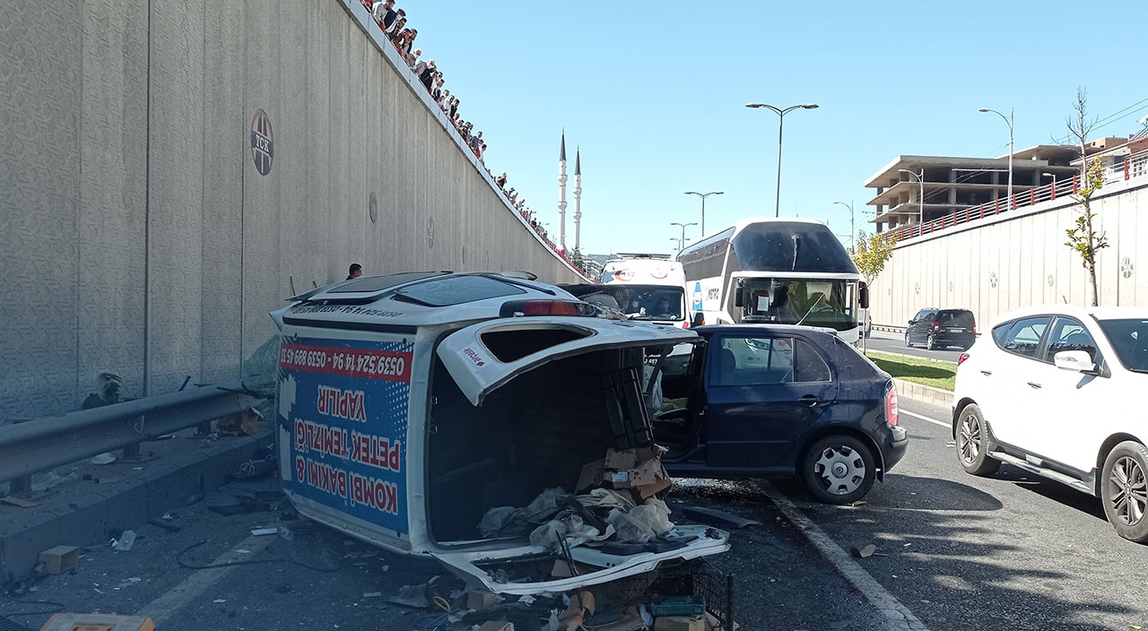 3 aracın çarpıştığı trafik kazasını meraklı vatandaşlar film gibi izledi