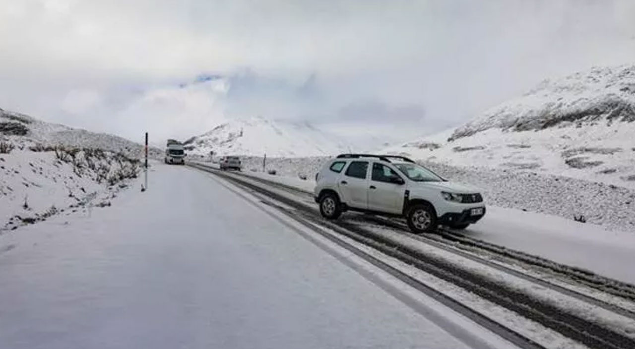 Van’da kar sürprizi! Araçlar yolda mahsur kaldı