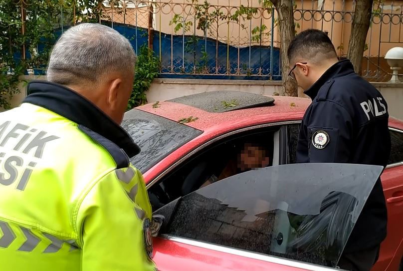 İçinde uyuduğu arabası ile birlikte kreşe daldı!