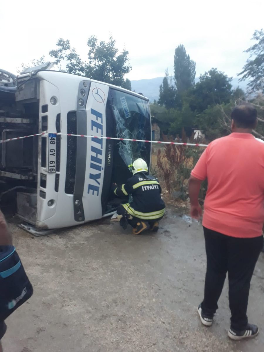 Antalya'da midibüs devrildi,19 kişi yaralandı