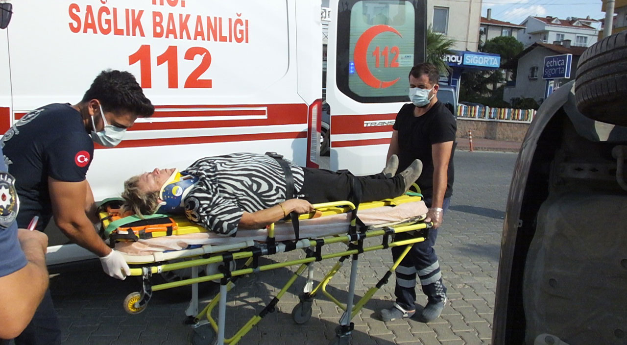 Yayaya çarpmamak için direksiyonu kırdı! Kadın sürücü durağa çarpıp takla attı