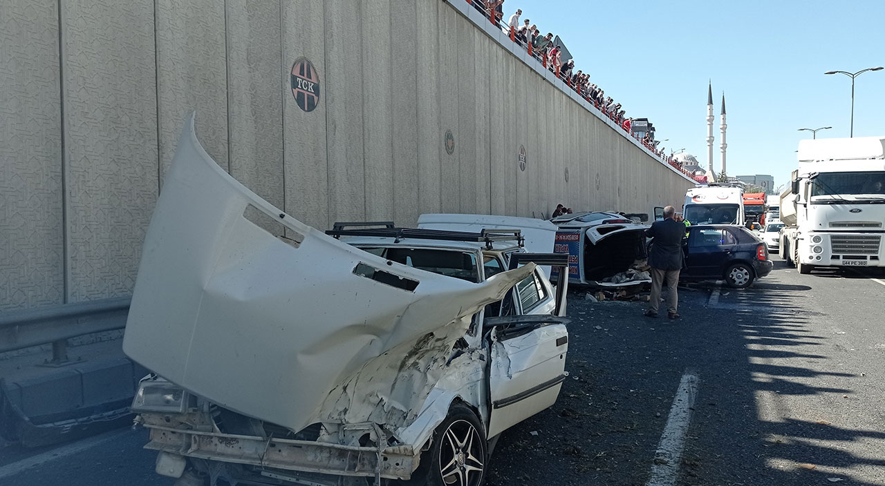 3 aracın çarpıştığı trafik kazasını meraklı vatandaşlar film gibi izledi