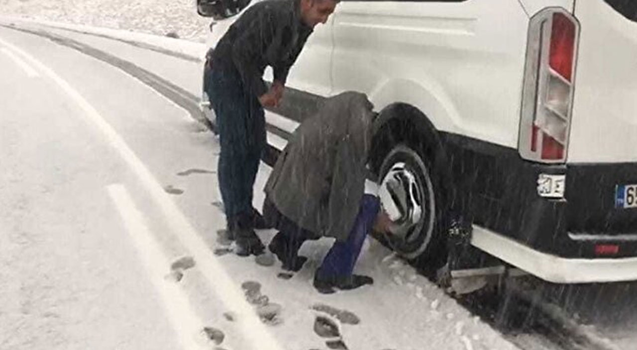 Van’da kar sürprizi! Araçlar yolda mahsur kaldı