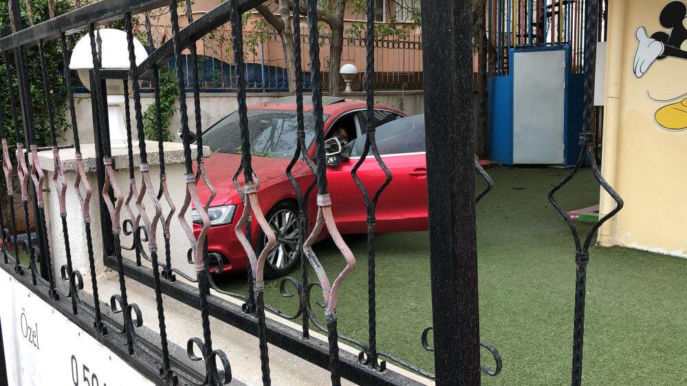 İçinde uyuduğu arabası ile birlikte kreşe daldı!