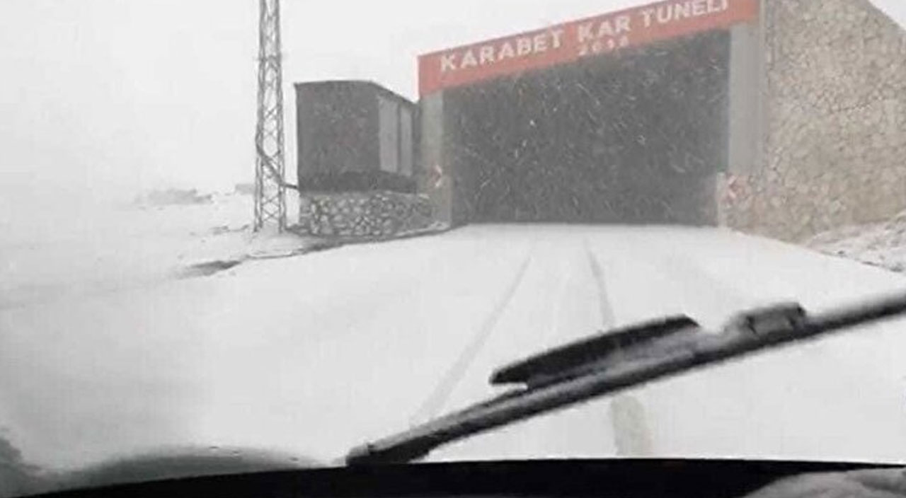 Van’da kar sürprizi! Araçlar yolda mahsur kaldı