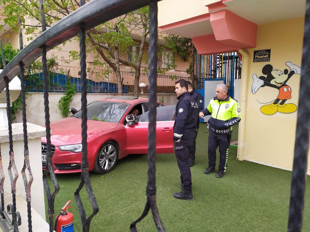 İçinde uyuduğu arabası ile birlikte kreşe daldı!