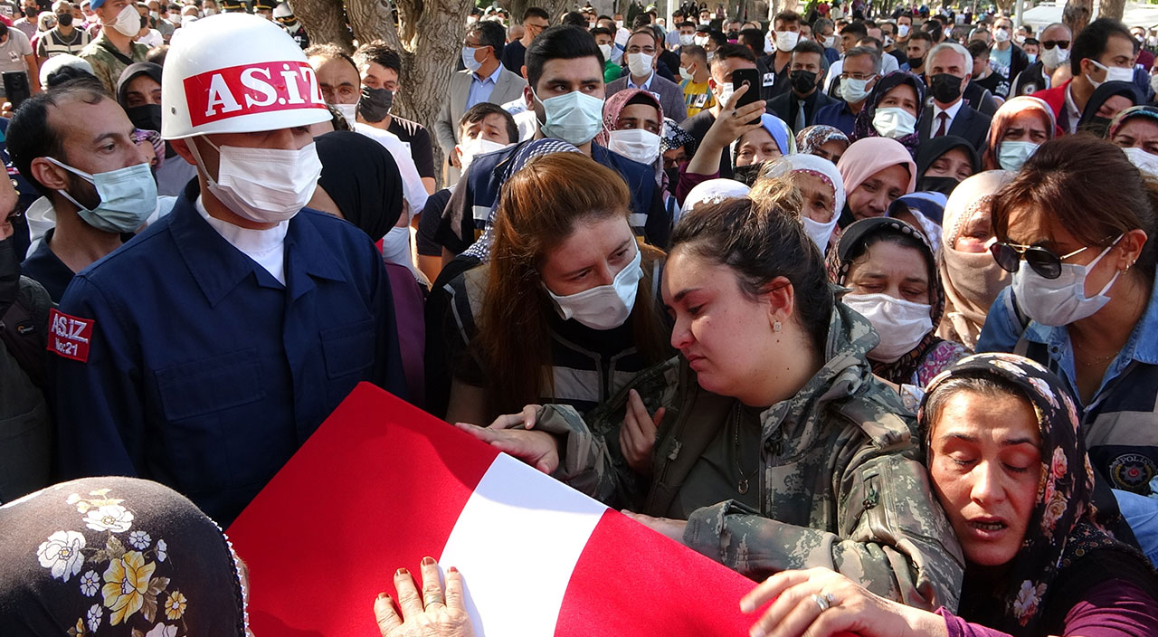 Gözyaşları sel oldu! İdlib Şehidi Sınırtepe son yolculuğuna uğurlandı