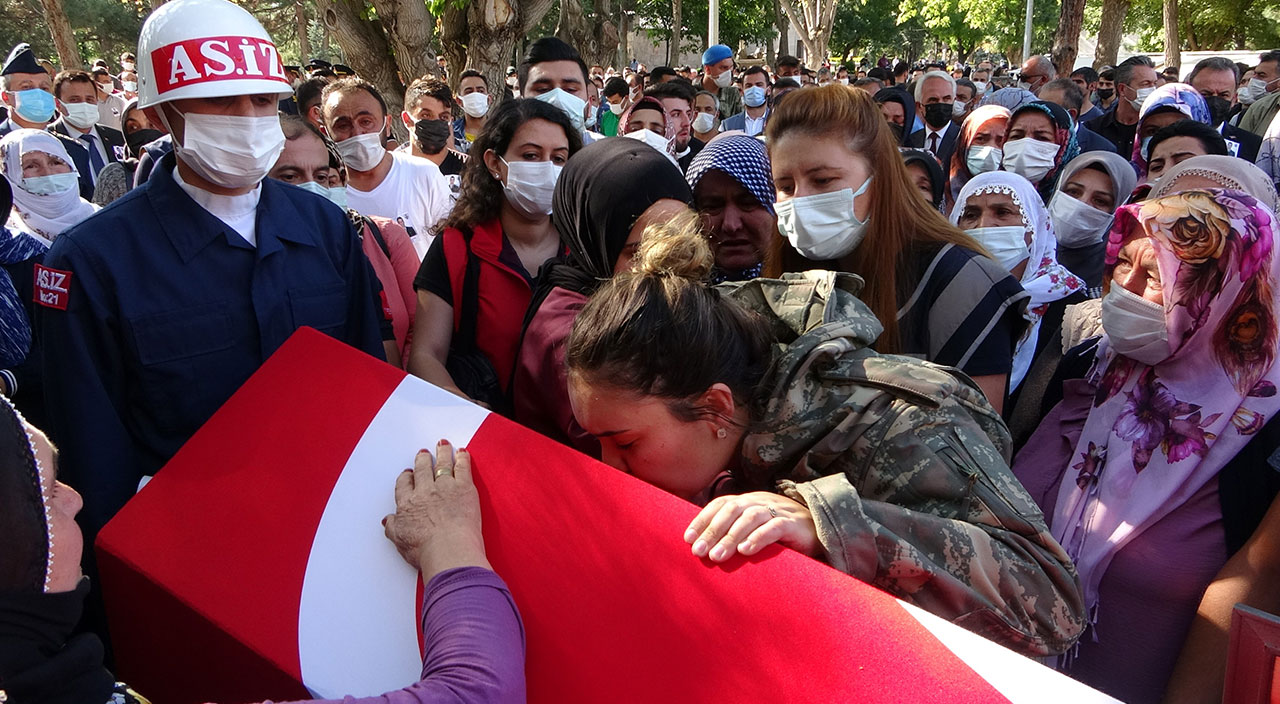 Gözyaşları sel oldu! İdlib Şehidi Sınırtepe son yolculuğuna uğurlandı