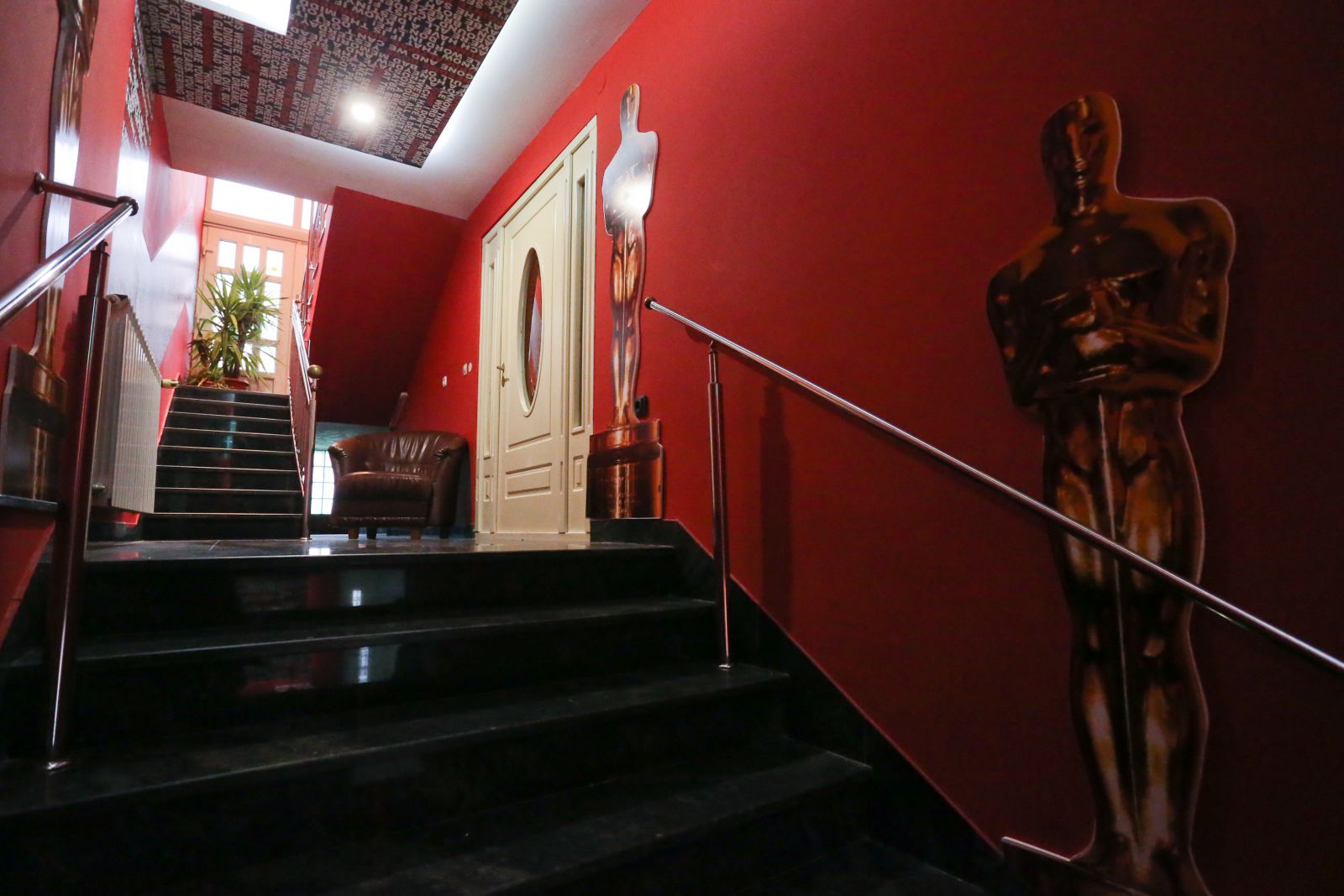 Oscarlı filmleri otel odalarına taşıdılar Oscarlı filmleri otel odalarına taşıdılar