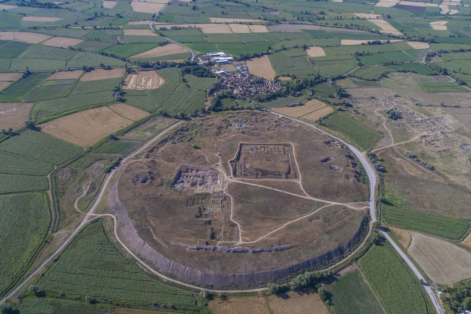 Karahöyüklüler binlerce yıllık tarihle iç içe yaşıyorlar