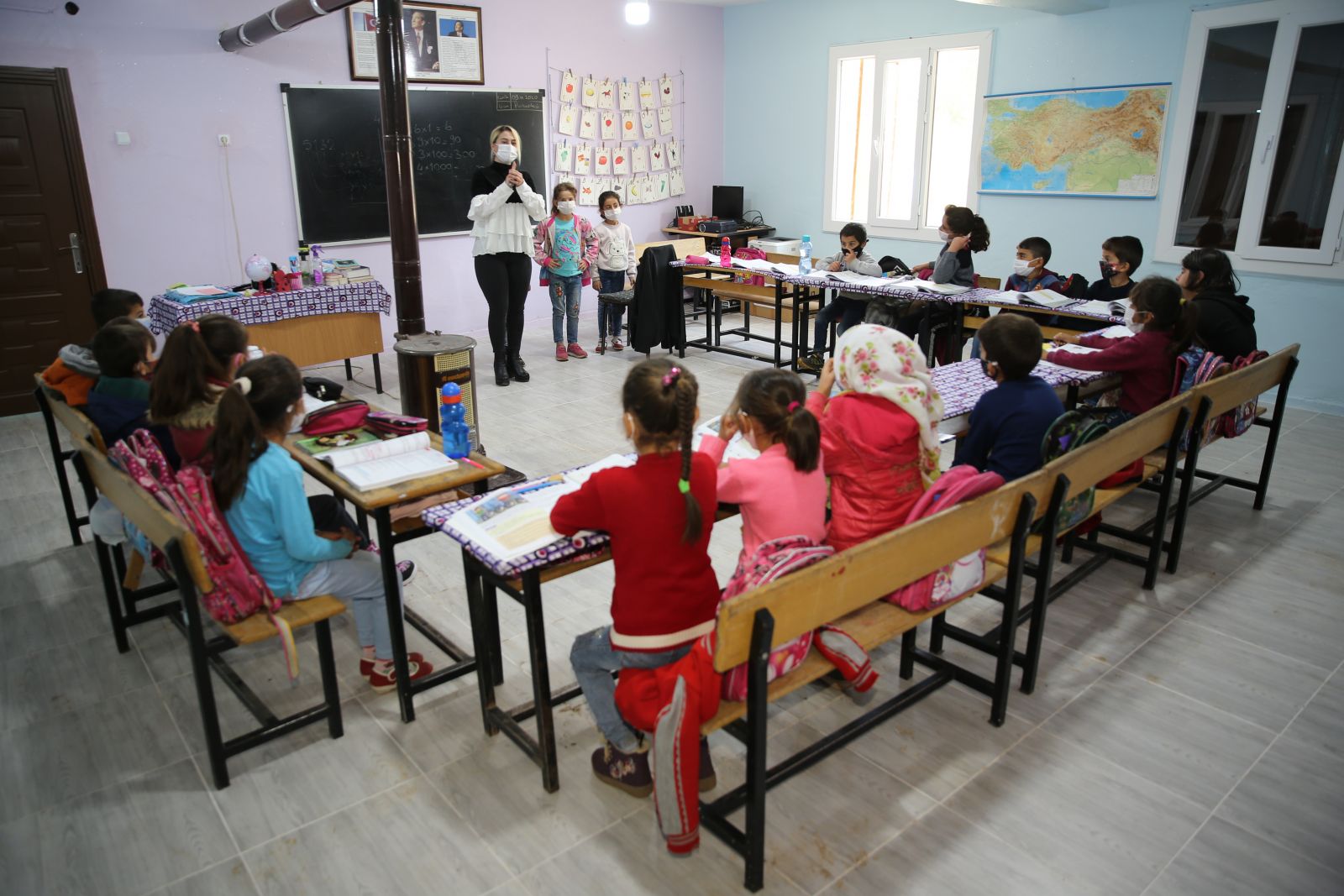 5 ay önce atandığı köy okulunu baştan sona yeniledi