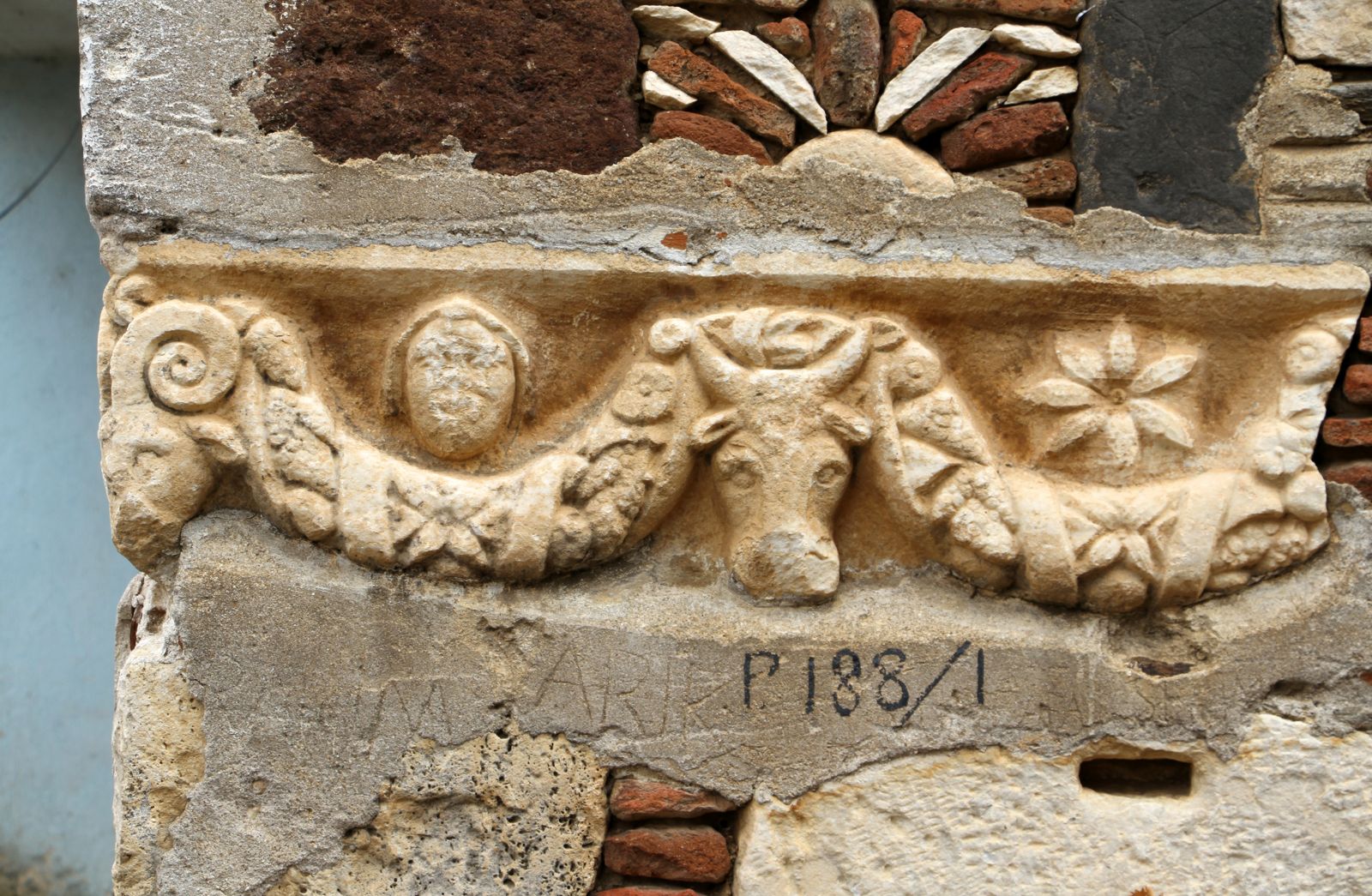 Binlerce yıllık lahdi evin duvarı yaptılar