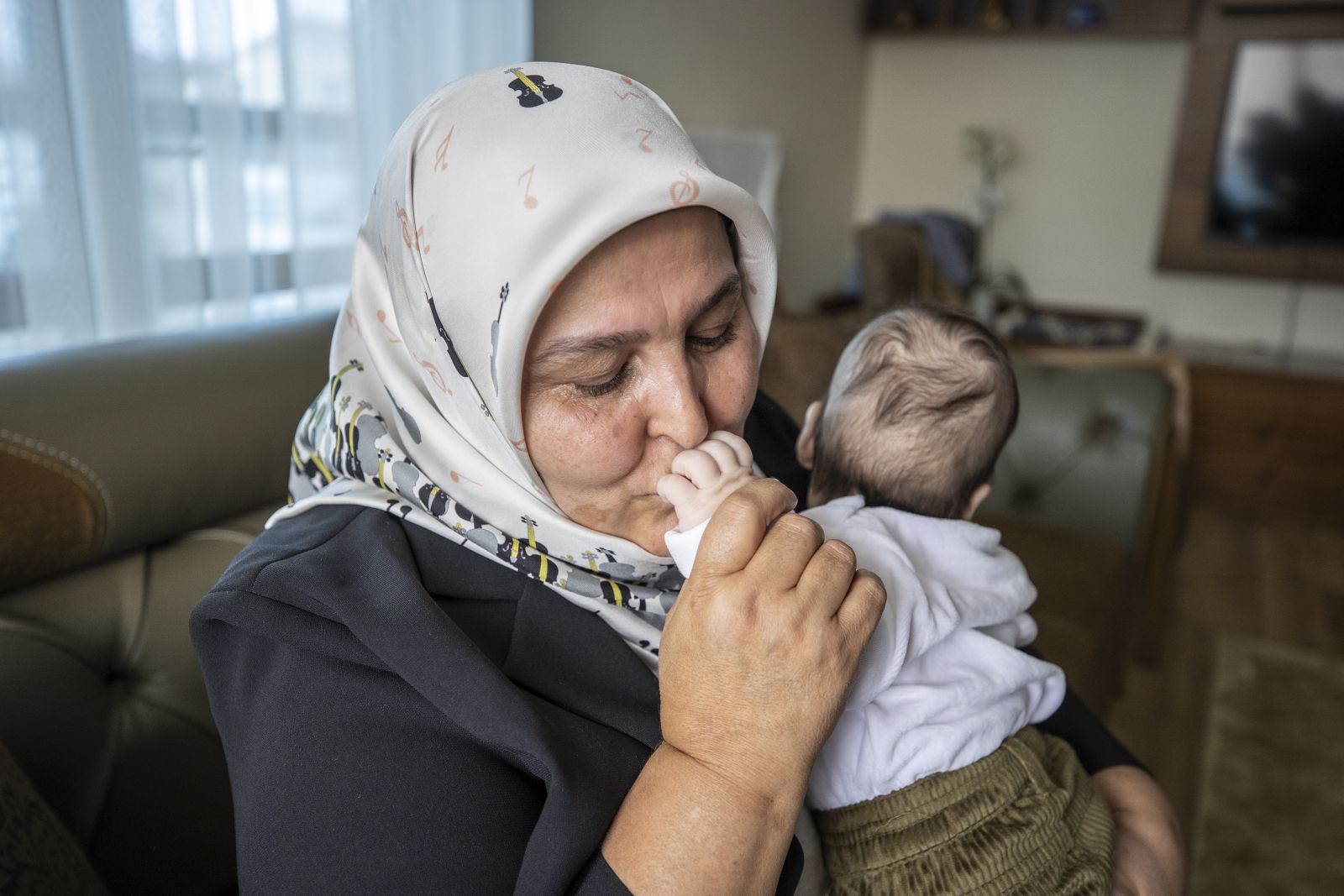 Üç çocuk annesi milletvekili, bir çocuğa daha gönlünü açtı