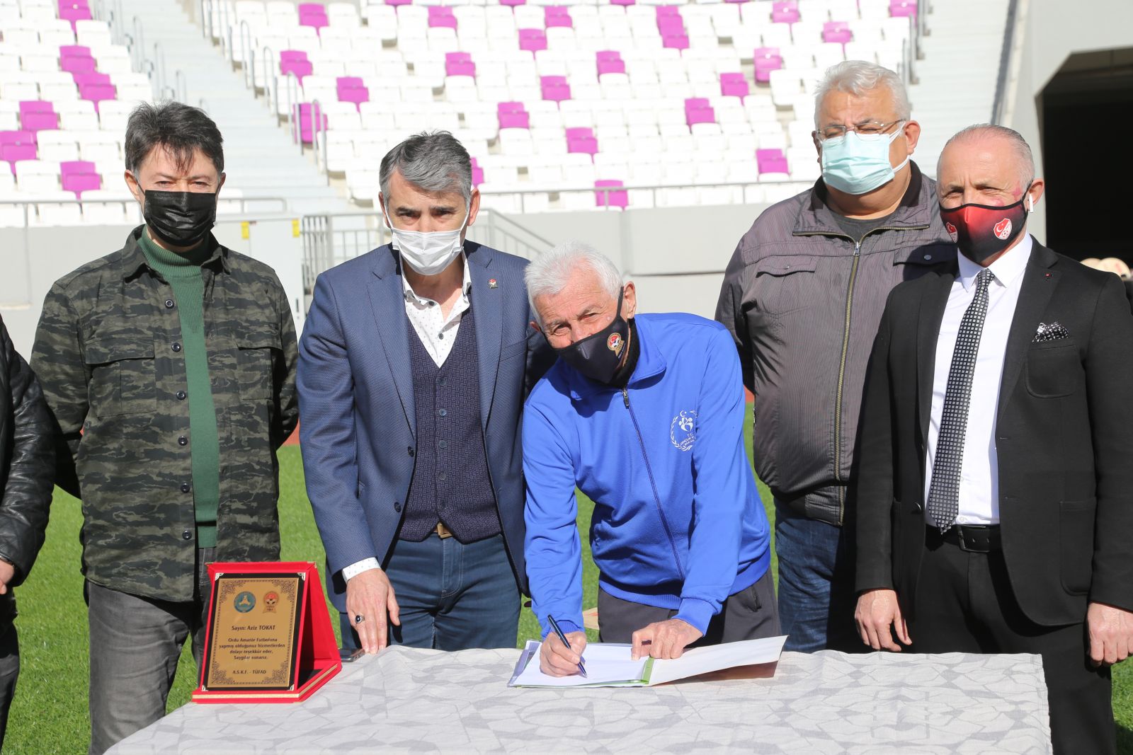 83 yaşındaki antrenör, 58 yıllık takımıyla iki yıllık daha sözleşme imzaladı 83 yaşındaki antrenör, 58 yıllık takımıyla iki yıllık daha sözleşme imzaladı