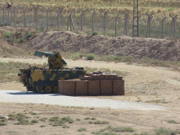 PYD, Telabyad’da mevzi kurdu, bayrak çekti