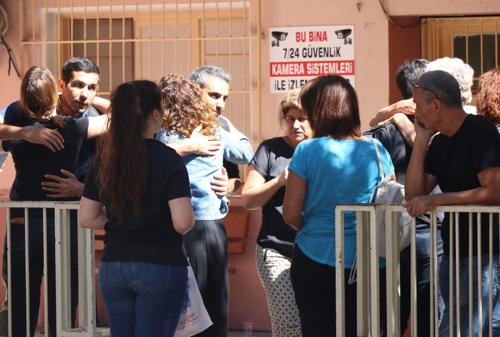 Adana’da 8’inci kattan düşen İngilizce öğretmeni hayatını kaybetti