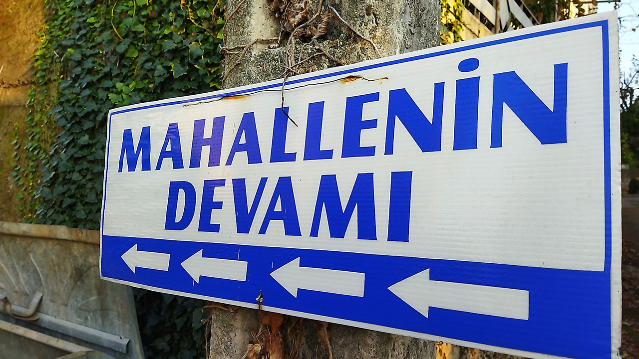 Hem güldüren hem şaşırtan tabela: Bu 'mahallenin devamı' var