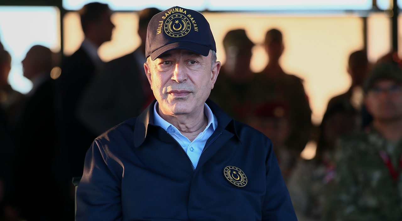 Bakan Akar'dan Yunanistan'a net mesaj: Türkiye sizin boyunuzu aşar