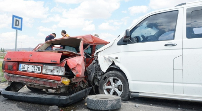 Minibüsle otomobil çarpıştı: 2 ölü, 3 yaralı