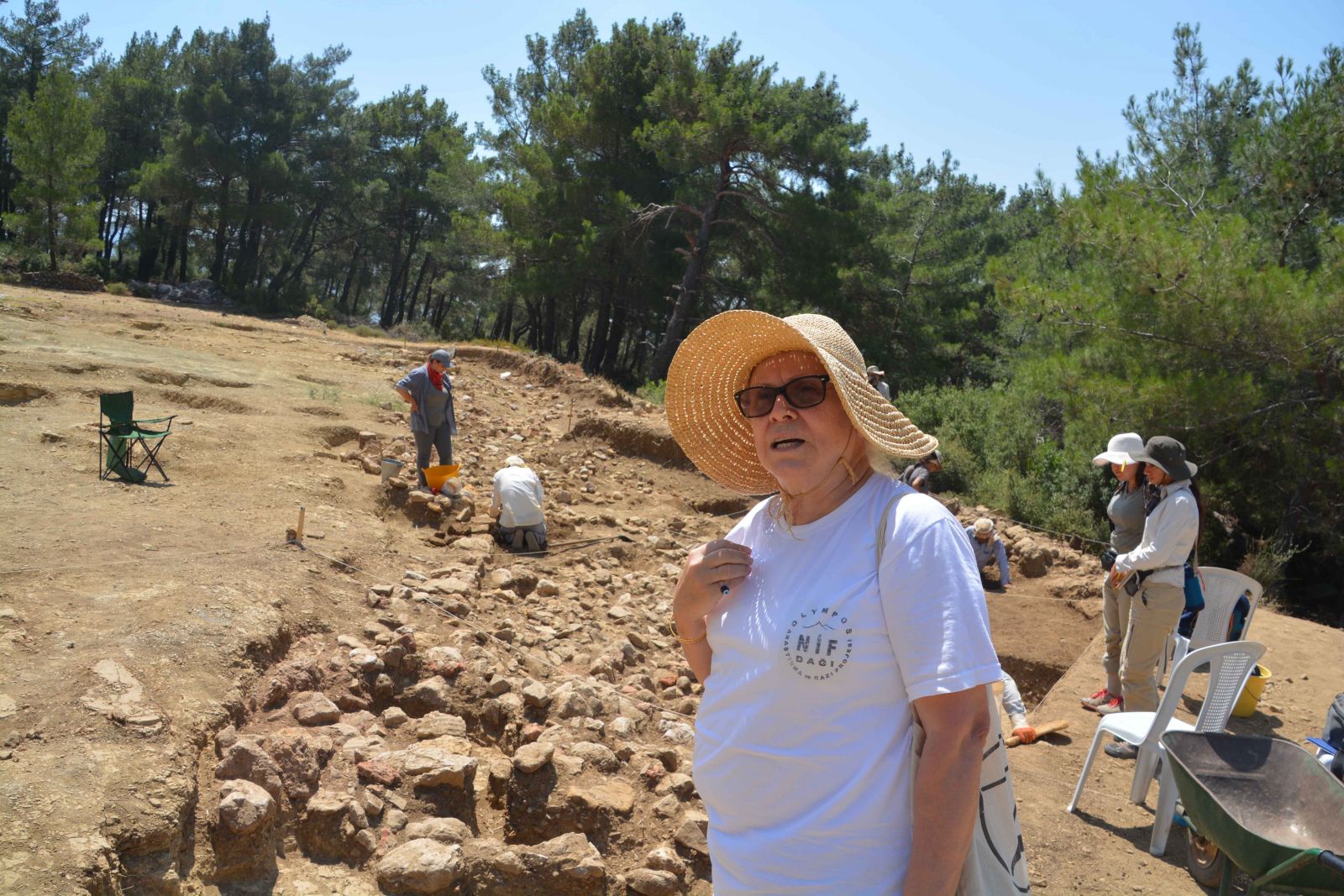 Söylentilere inanan defineciler kazı alanını talan etti