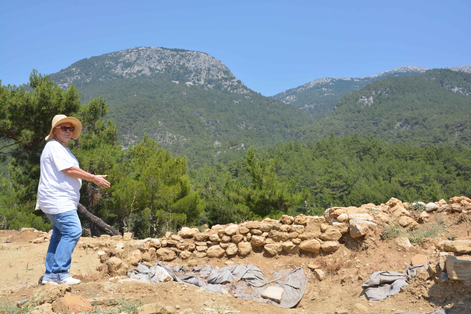 Söylentilere inanan defineciler kazı alanını talan etti