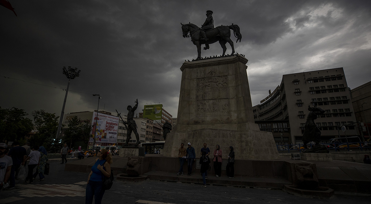 Gündüz geceye döndü! Yağış ve fırtına Ankara'yı esir aldı