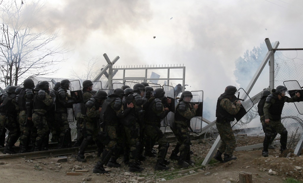 Makedon polisinden sığınmacılara sert müdahale Makedon polisinden sığınmacılara sert müdahale