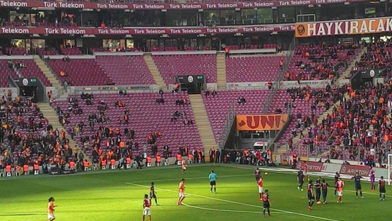 Arena'da şok tepki! Önce gittiler sonra geri geldiler Arena'da şok tepki! Önce gittiler sonra geri geldiler