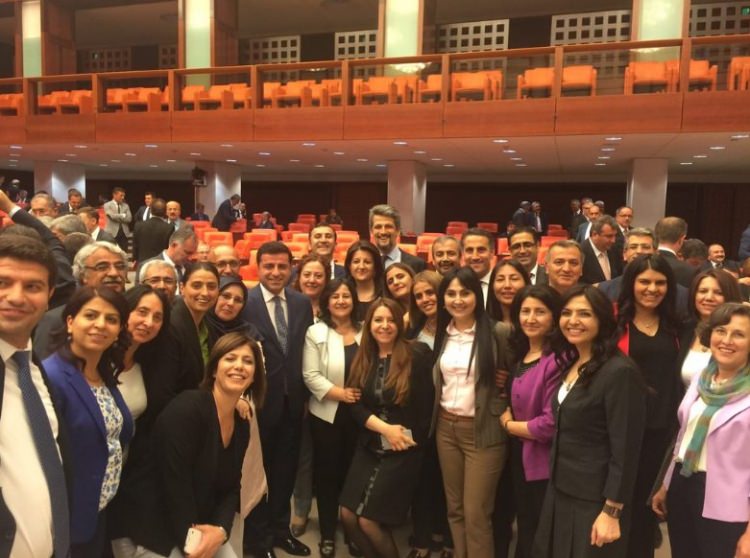 Oylamanın ardından HDP'lilerden mutluluk pozu Oylamanın ardından HDP'lilerden mutluluk pozu