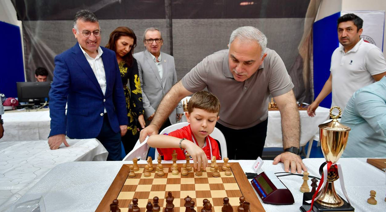 Uluslararası İstanbul Açık Satranç Turnuvası'nda ödüller sahiplerini buldu