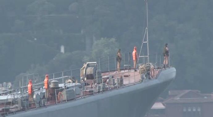 Rus savaş gemisi Boğaz'dan geçti