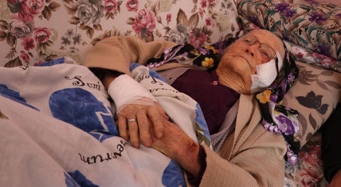 Yaşlı kadın kapağı kapatılmayan rögar çukuruna düştü