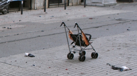 Taksim saldırısının simgesi Asya bebek, ailesiyle gezmeye gelmiş Taksim saldırısının simgesi Asya bebek, ailesiyle gezmeye gelmiş