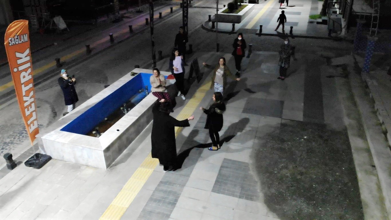 Balkondan konser verdi, mahalleli sokakta göbek attı