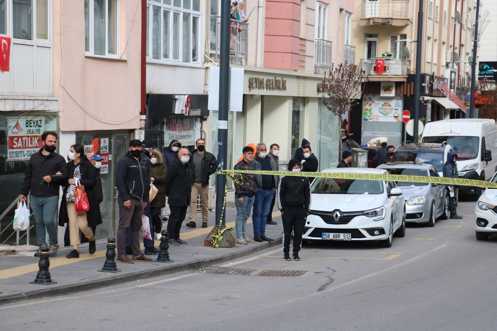 O gözyaşlarına boğuldu, meraklı vatandaşlar koronayı hiçe saydı