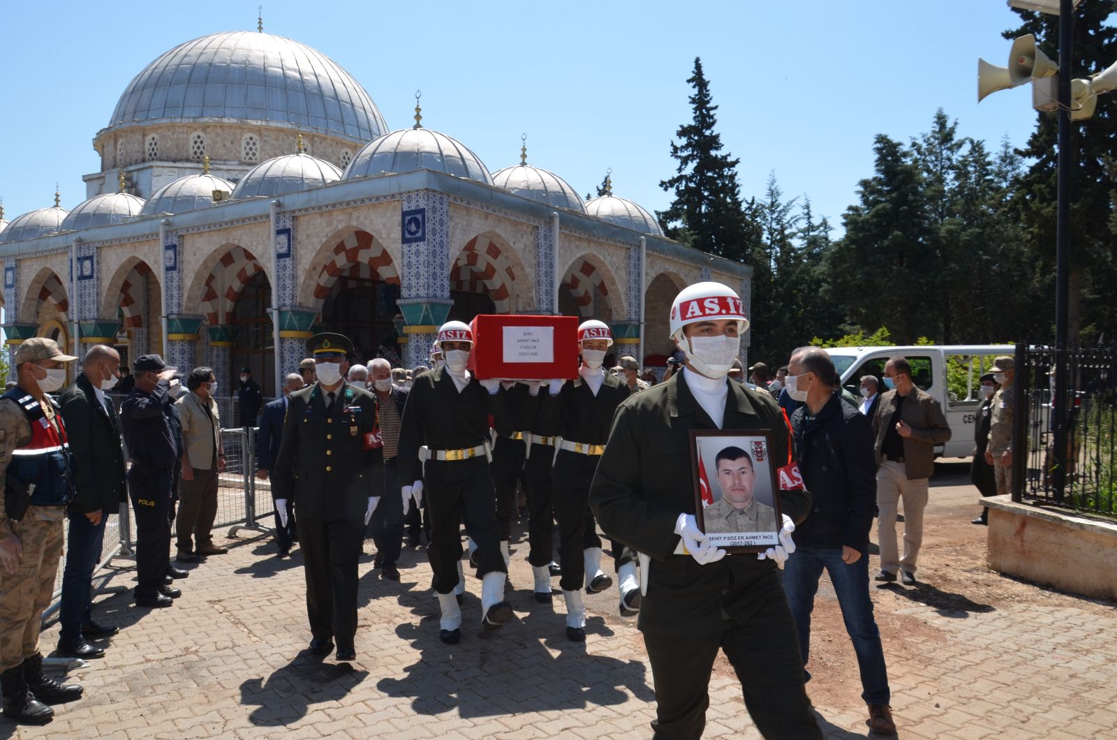 Şehit oğlunun cenazesine sedyeyle katıldı