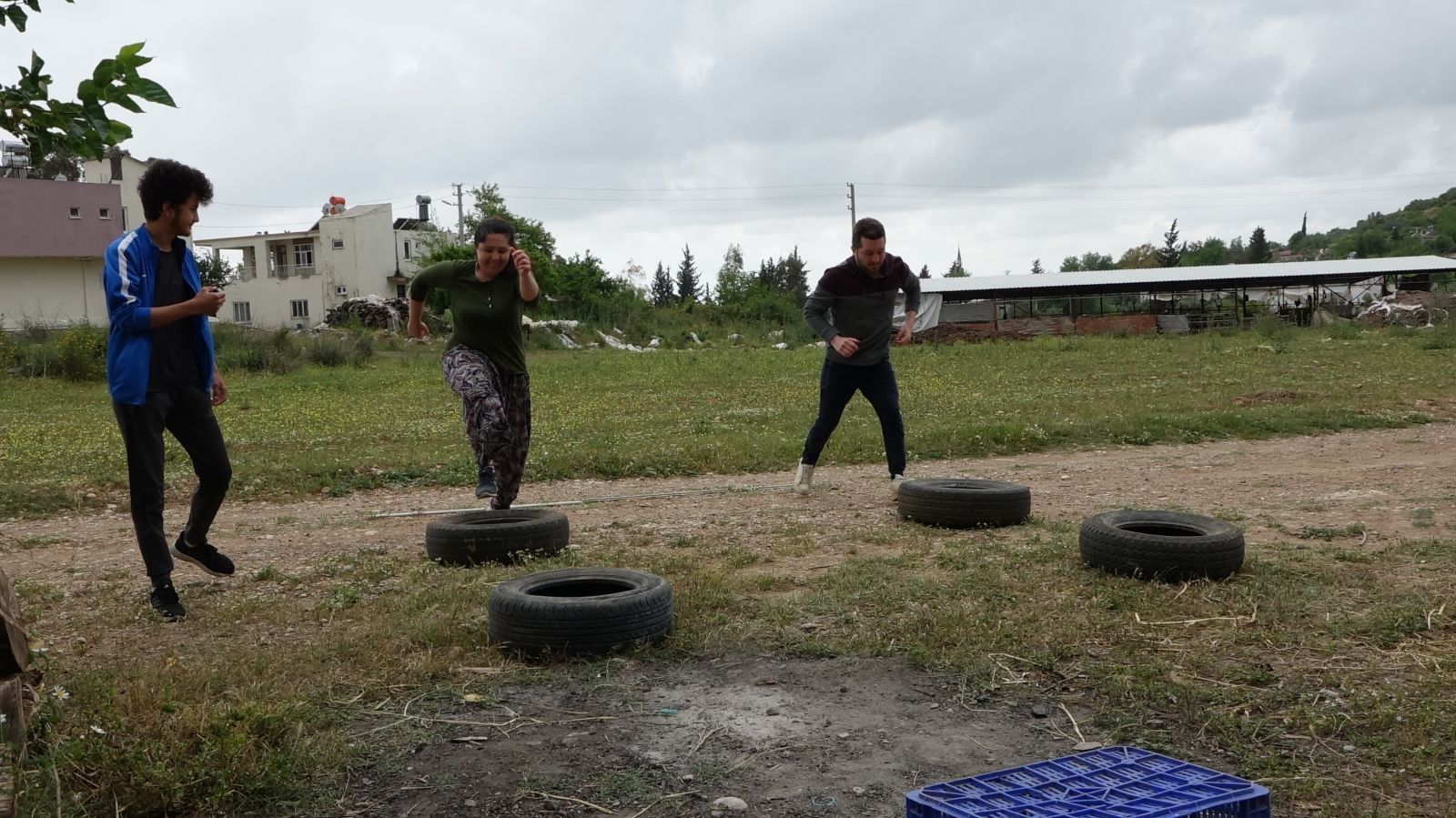 Sokağa çıkamayınca evlerinin bahçesinde Survivor yarışması düzenlediler