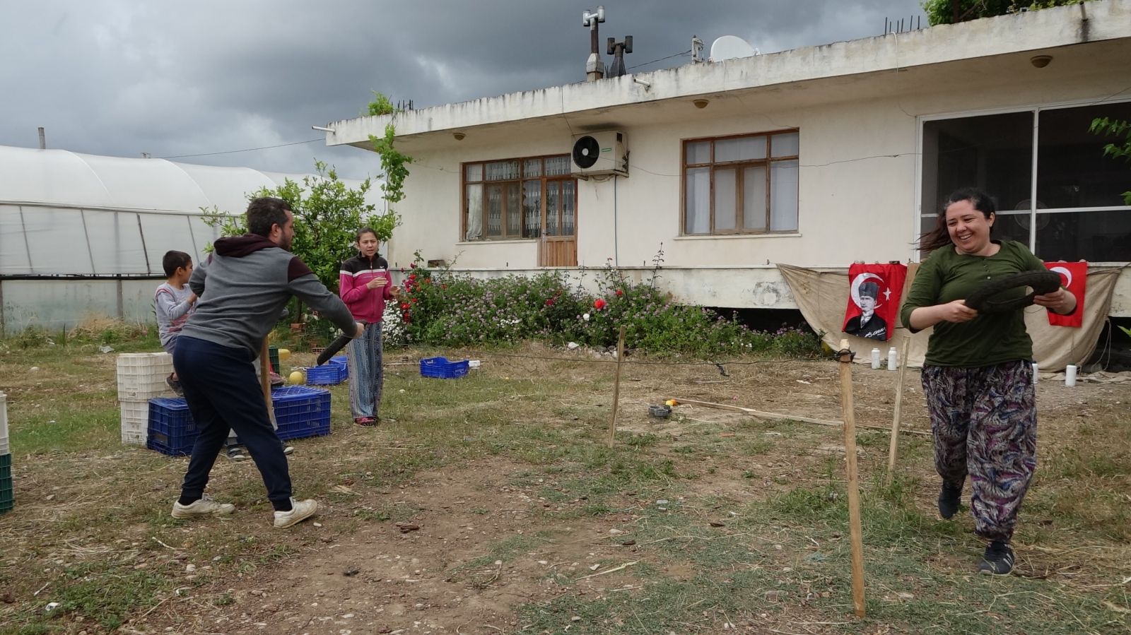 Sokağa çıkamayınca evlerinin bahçesinde Survivor yarışması düzenlediler