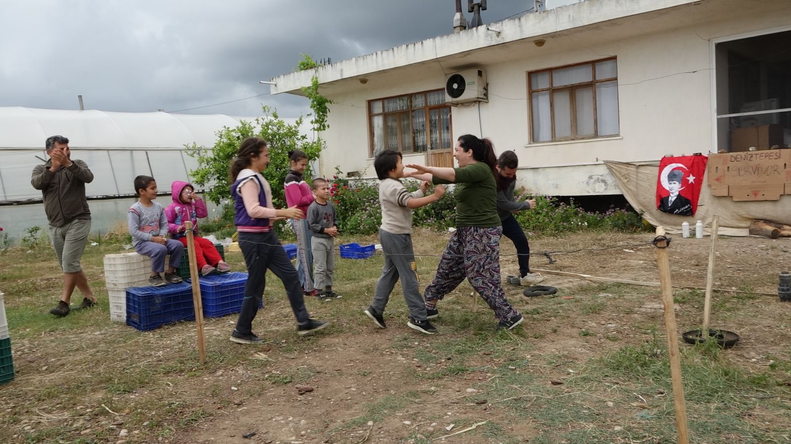 Sokağa çıkamayınca evlerinin bahçesinde Survivor yarışması düzenlediler