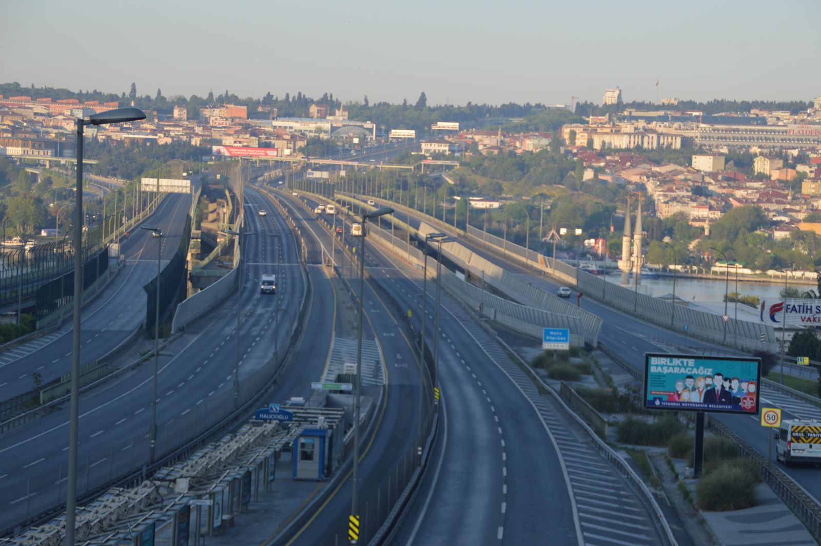 Sokağa çıkma kısıtlamasının ilk gününde işe gitmek isteyen vatandaşlar yollara düştü