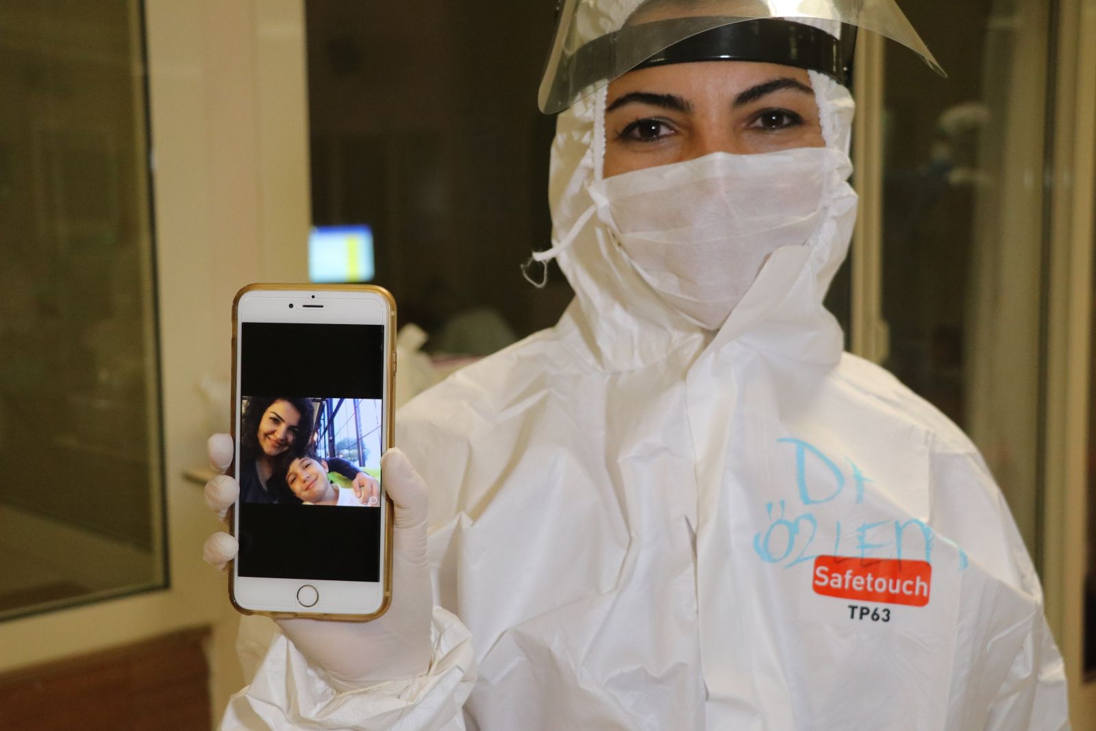 Koronavirüsün kahramanları evlatlarına hasret