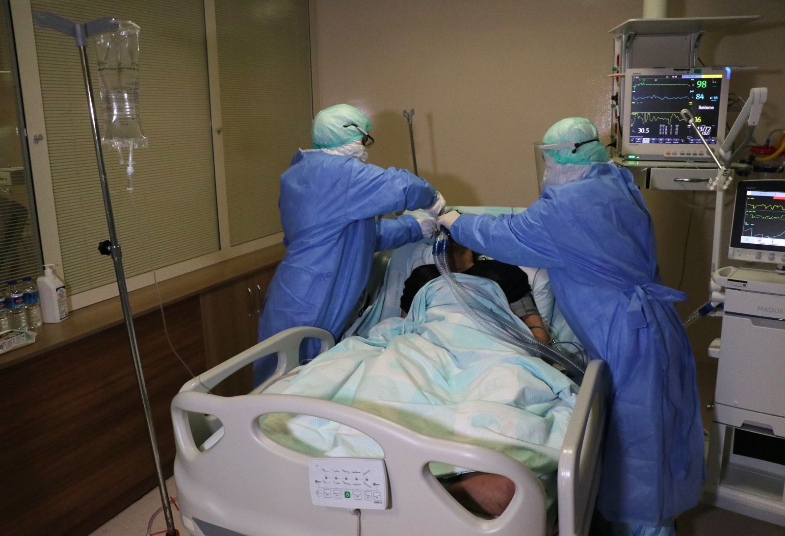 Koronavirüsün kahramanları evlatlarına hasret